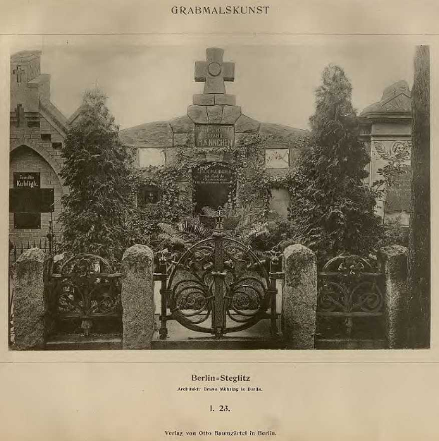 Altes Schwarz-Weiß-Foto eines Friedhofs in Berlin, Deutschland, mit einem Tor, einer Wand, Bäumen und einem Gebäude im Hintergrund und dem Text "Grammalskunst, Berlin-Steglitz, Architekt, Bruue Morning in Berlin" unten.