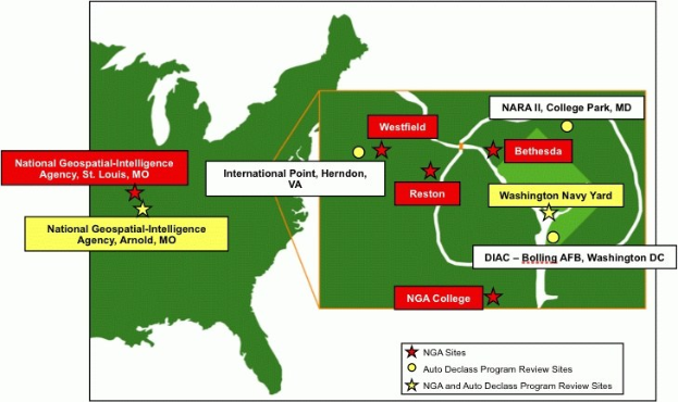 Eine Karte der Vereinigten Staaten, die die Standorte der National Geospatial Intelligence Agency hervorhebt, mit fetter Schrift überlagert auf geografischen Merkmalen wie Flüssen, Bergen und Städten.