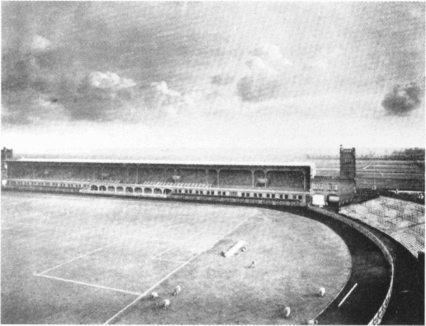 Schwarzes und weißes Foto eines Fußballfelds mit einem Stadion im Hintergrund, umgeben von Bäumen und einem bewölkten Himmel, beschriftet mit "Stoke City Football Club" unten.