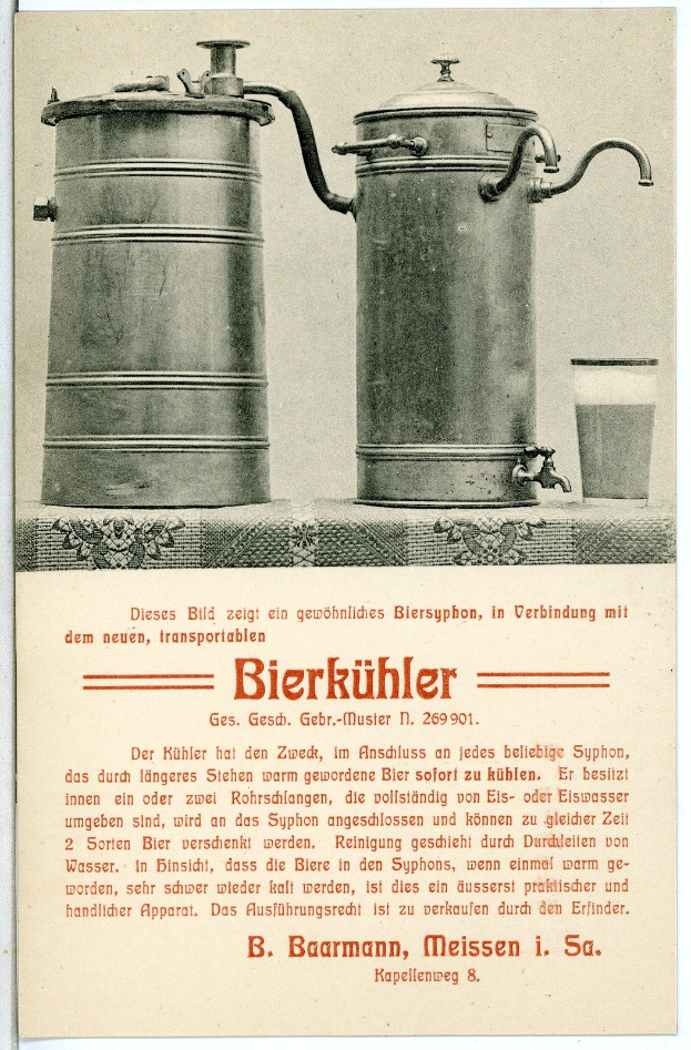 Alte Werbetafel mit zwei Metall-Bierhumpen und einem Glas Bier