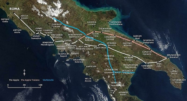 Eine Karte von Italien mit einer blauen Linie, die eine kreisförmige Zugroute von und nach Rom nachzeichnet, beschriftet mit Städten und Ortschaften entlang des Weges.