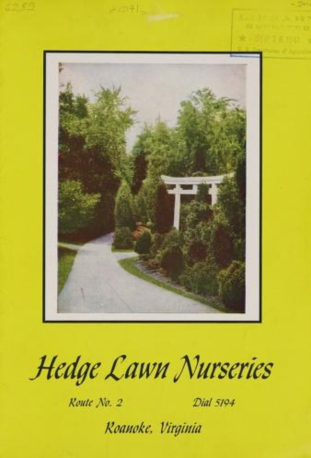 Plakat für den Hedge-Lawn-Nursery in Roanoke, Virginia, mit Bäumen, Pflanzen, einem Weg und Himmel sowie dem Text "Hedge-Lawn-Nurseries Route No. 2" unten.