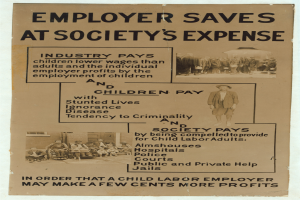 Ein Plakat mit einem hellgelben Hintergrund und einem weißen Rand, das eine Gruppe verschiedener, lächelnder Menschen und den fetten Text "Arbeitgeber spart auf Kosten der Gesellschaft" zeigt.