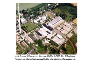 Luftaufnahme eines Industriegebiets in Leipzig, Deutschland, mit Gebäuden, Bäumen, Straßen und Masten, beschriftet mit "Leipzig Germany - Bell Europe".