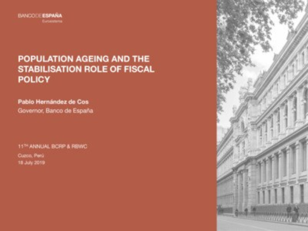 Schwarzes und weißes Bild eines Gebäudes auf der rechten Seite mit Menschen, die auf der Straße davor gehen, und Text auf der linken Seite, der "Alterung der Bevölkerung und die Stabilisierungsrolle der Fiskalpolitik" liest.