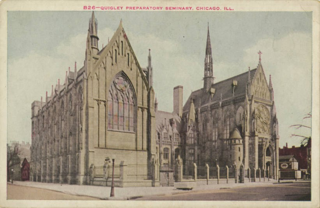 Altes Foto einer Kirche in Chicago, Illinois, mit Gebäuden, Strommasten, Bäumen und einer Straße im Vordergrund und dem Himmel im Hintergrund; Text ist oben auf dem Bild sichtbar.