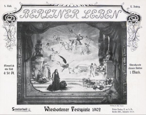 Schwarz-weiß-Foto einer Bühne mit Darstellern in traditioneller deutscher Tracht während der Wiesbadener Festspiele 1902, mit einem applaudierenden Publikum im Hintergrund.