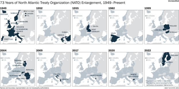 Eine Karte, die die 73-jährige Erweiterung der Nordatlantischen Vertragsorganisation (NATO) von 1949 bis heute zeigt, mit farblich kodierten Regionen nach Jahren und einem Textbeschreibung oben.
