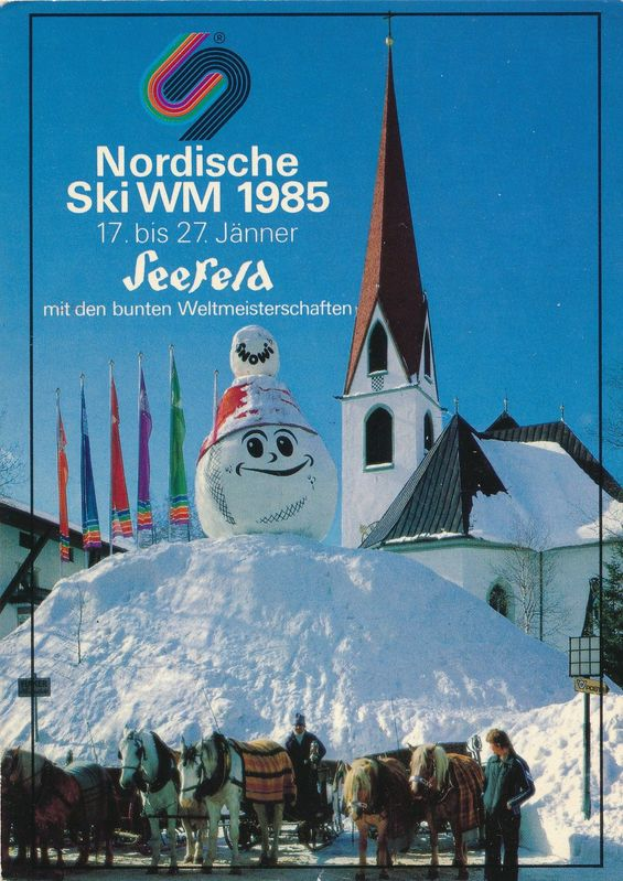 Ein Plakat der Nordischen Ski-Weltmeisterschaften 1985 in Seefeld, Schweiz, das eine schneebedeckte Landschaft mit Menschen, Pferden, Stöcken, Fahnen, Gebäuden, Bäumen und Himmel im Hintergrund zeigt, zusammen mit Texten über das Ereignis.
