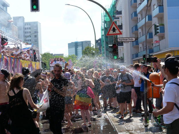 VdF-NRW: Netzwerk 'Diversity' des Feuerwehrabschusses (VdF) in NRW nimmt an der CSD-Demonstration in Köln teil