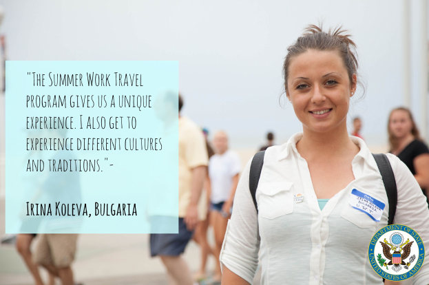 Eine Frau mit einer Tasche lächelt umgeben von einer Gruppe von Menschen, die gehen, mit Text auf der linken Seite, das besagt: "Das Sommerarbeit-Reiseprogramm gibt uns eine einzigartige Erfahrung, ich erlebe auch verschiedene Kulturen und Traditionen - Irina Koleva, Bulgarien."