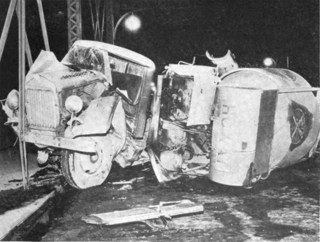 Schwarz-weiß-Foto eines umgestürzten Autos am Straßenrand mit Metallstangen und einem Laternenpfahl im Hintergrund, beschriftet mit "1930er-Auto-Unfall" unten.