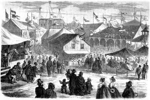 Eine Schwarz-Weiß-Zeichnung eines pulsierenden viktorianischen Faschings in London, England, mit einer Menge Menschen, Zelten, Gebäuden, Fahnen und Polen unter einem Himmel.