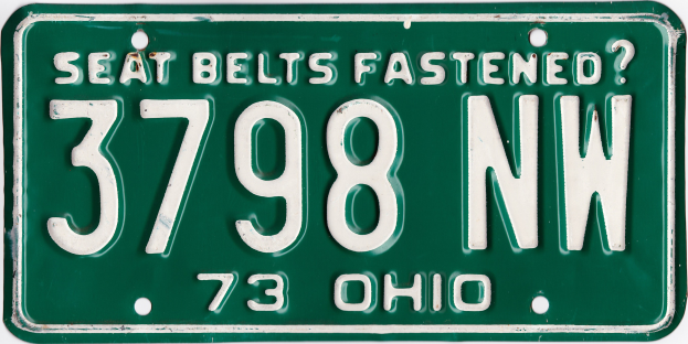 Grünes Ohio-Kennzeichen mit der Aufschrift "Sicherheitsgurte angelegt?" auf weißem Hintergrund.