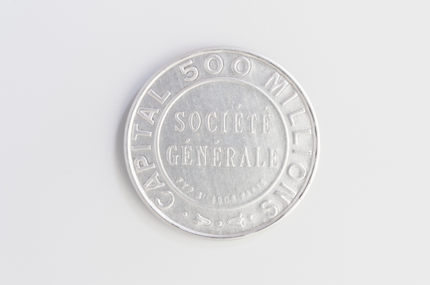 Eine Silbermünze auf einer weißen Oberfläche mit der Aufschrift 'Capital 500 Millionäre'.