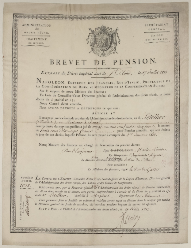 Schwarz-weißes Pensionszertifikat mit einem Mannsporträt, französischer Text "brevet de pension" und einem Logo.