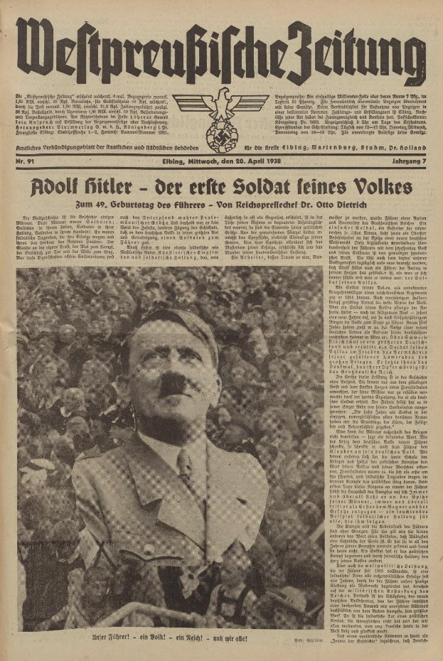Schwarz-weißes Foto von Adolf Hitler in einem schwarzen Anzug und weißem Hemd vor einer Menge, das auf der Titelseite einer deutschen Zeitung mit der Schlagzeile "Adolf Hitler - Der Erste Soldat Feines Volkes" erschienen ist.