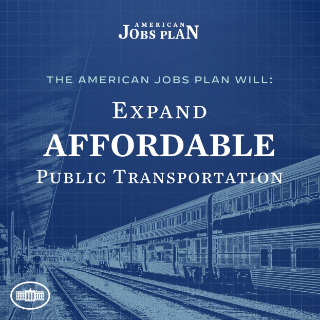 Plakat mit einer Bahn auf einem Gleis mit mehreren Menschen in der Nähe, das den Text "The American Jobs Plan Will Expand Affordable Public Transportation" trägt.