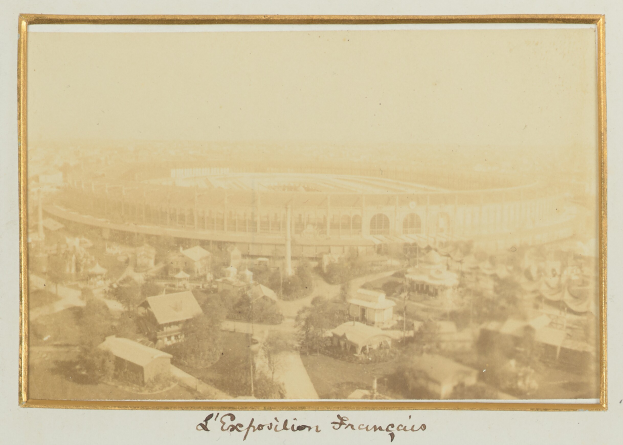 Altes Schwarz-Wei├č-Foto eines Stadions in einer urbanen Umgebung, umgeben von Geb├Ąuden, B├Ąumen und Strommasten, mit sichtbarem Text unten.