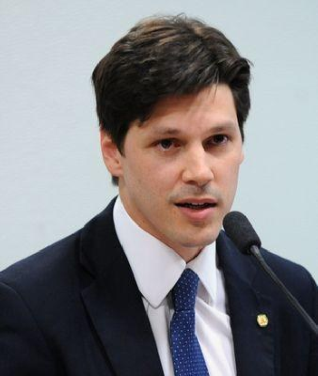 Ein Mann im Anzug und Krawatte spricht vor einer Wand in ein Mikrofon, wahrscheinlich in Reaktion auf Nachrichten über ein Regierungsgesetz, das das Internet verbieten soll.