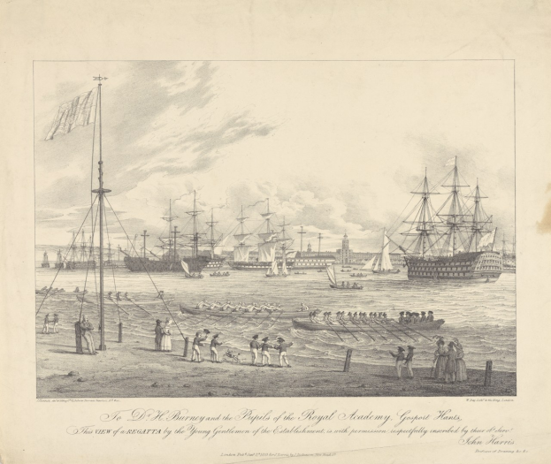 Eine Zeichnung von Booten auf dem Wasser mit Menschen am Ufer, Fahnenmasten und Gebäuden im Hintergrund, betitelt 'Der Blick auf die Regatta von den jungen Herren der Königlichen Akademie, Gosport Hants' unten.