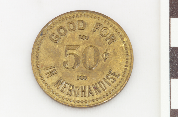 Eine Goldmünze mit der Aufschrift "Wertvoll für 50 in Waren" auf einem weißen Hintergrund.