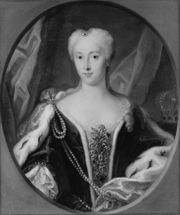 Schwarzes und weißes Porträt von Königin Elizabeth I. in einem prunkvollen Kleid mit detaillierten Verzierungen, frisiertem Haar in einer Hochsteckfrisur und einem würdevollen Gesichtsausdruck, der zur Seite blickt.
