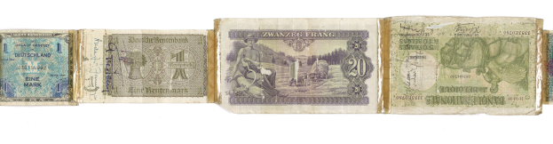 Ein altes Buch mit einem Stapel von verschiedenen Scheinwerten alter deutscher Banknoten darauf.