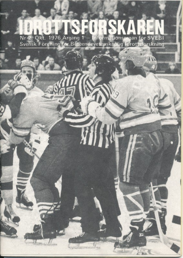 Schwarzes und weißes Foto einer Gruppe von Menschen in Helmen und Eislaufschuhen, die auf dem Eis kämpfen, mit Zuschauern auf einer Treppe im Hintergrund und Text oben.