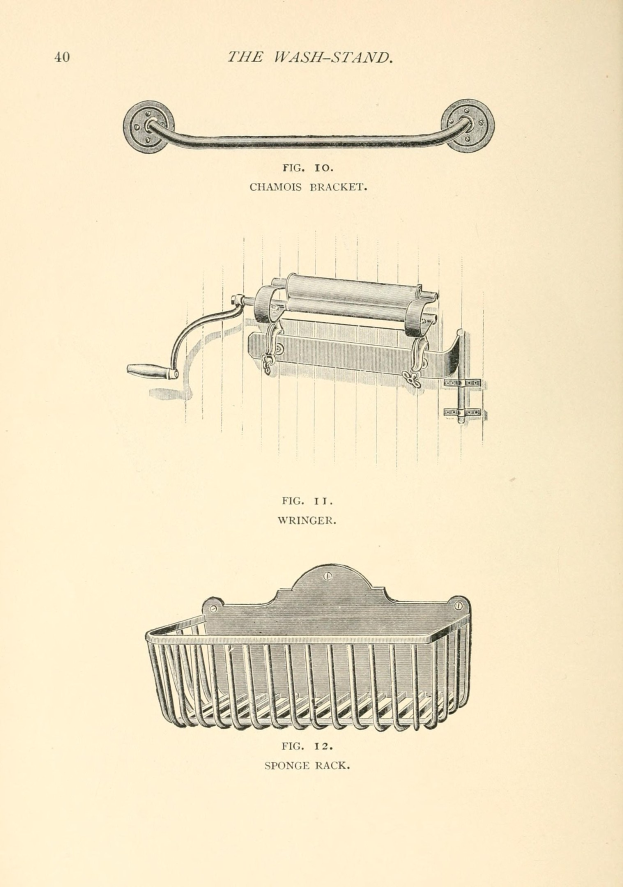 Eine handgezeichnete Skizze eines Toilettenpapier-Halters und eines Korbs auf Papier mit begleitendem Text.