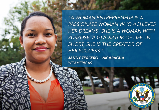 Eine Frau in einer schwarzen und weißen Jacke und einem orangefarbenen Kleid steht vor Bäumen, Fahrzeugen und dem Himmel, mit einem Logo und Text über Female Entrepreneurship rechts von ihr.