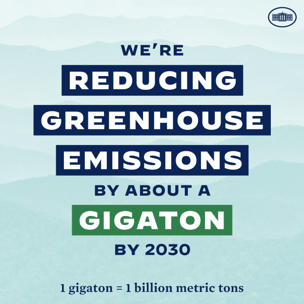 Plakat mit Text und Logo, das 'Wir reduzieren die Treibhausgasemissionen bis 2030 um etwa eine Gigatonne.' zeigt.