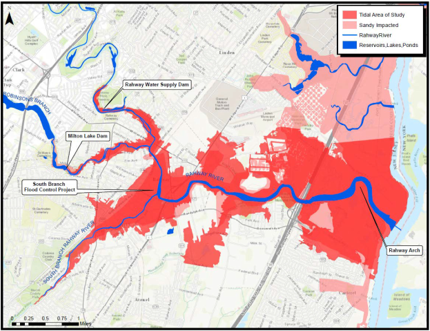 Eine Karte von New York City mit einem roten und blauen Farbschema, das die vorgeschlagenen Hochrisikobereiche anzeigt, mit Text, der die Hochwasserspezifika erläutert.