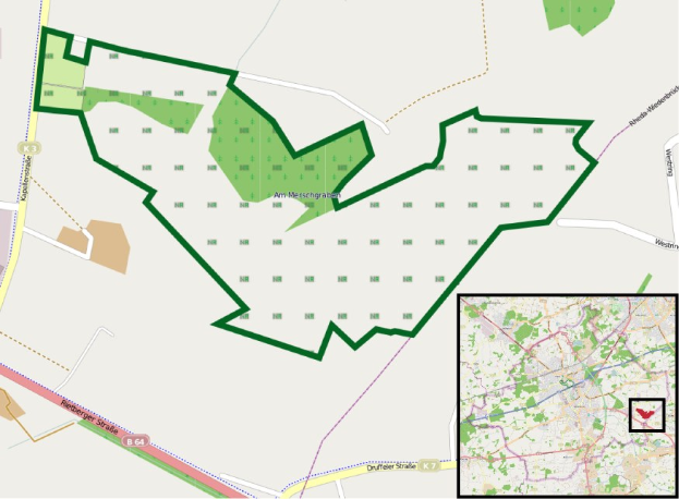 Karte einer Stadt mit einem markierten grünen Bereich, der den Standort des geplanten Projekts zeigt, einschließlich Straßen, Gebäuden und anderen städtischen Merkmalen.