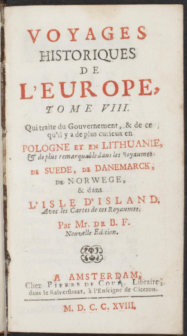 Ein aufgeschlagenes altes Buch mit dem Titel "Voyages Historiques de l'Europe, Tome VIII" und einem dekorativen Rahmen um eine Seite klassisch gestalteten Texts.