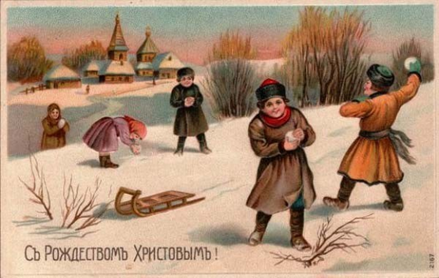 Kinder beim Spielen im Schnee mit einem Schlitten, umgeben von Pflanzen, Bäumen und Häusern, mit Text 'Russisches Weihnachtskarte' unten.