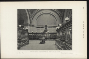 Schwarze und weiße Fotografie des Bankettsaals der National Park Bank in New York City, mit Tischen, Lampen, einer Uhr an der Wand und Text unten.