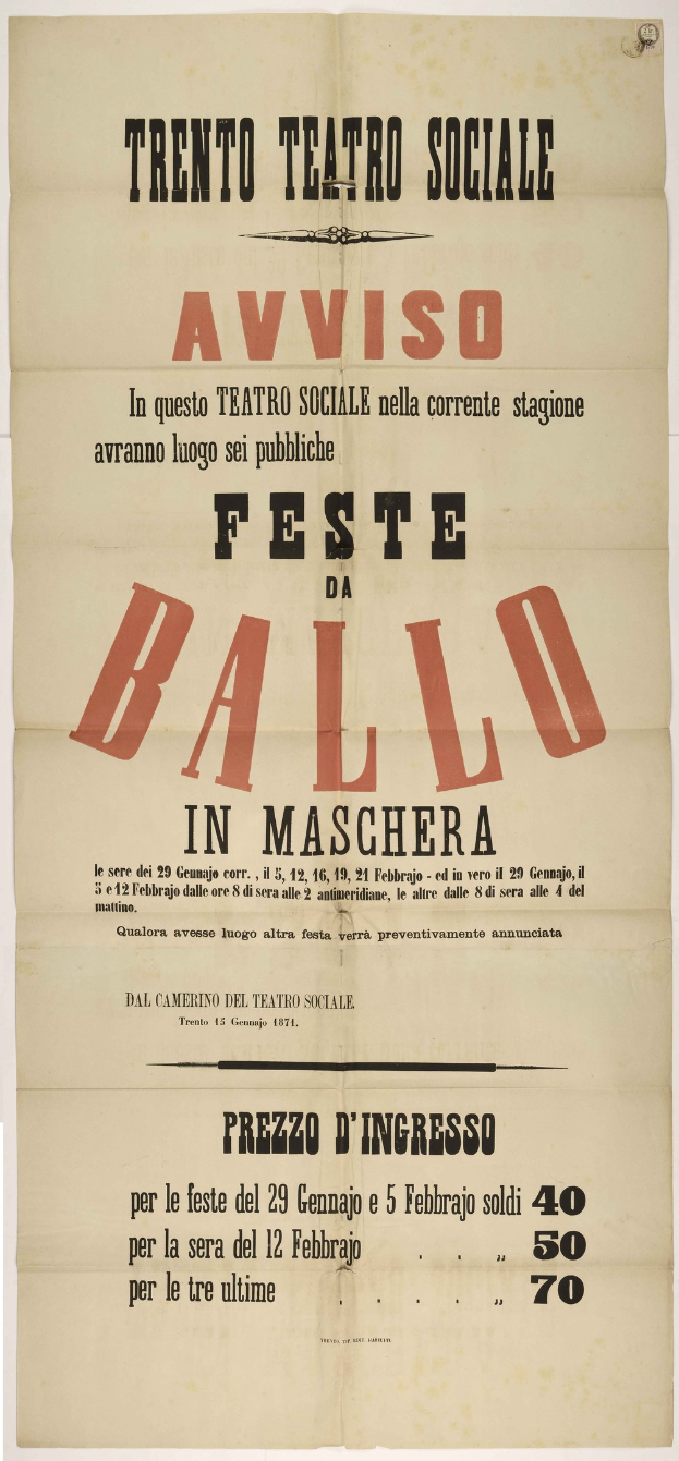 Alter Plakat in Maschera, Italien, der ein Festival mit Textbeschreibung ankündigt.