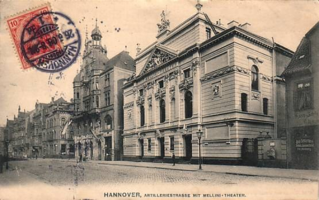 Schwarz-weiß-Postkarte einer Stadtstraße in Hannover, Deutschland, mit Gebäuden, Straßenmasten, Lampen, Fußgängern und einem Himmel, mit Text und einer Briefmarke unten.