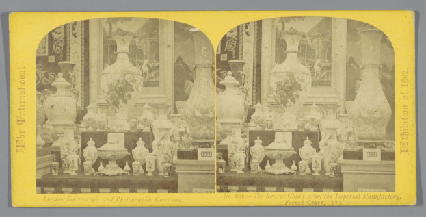 Schwarzes und weißes Foto eines Zimmers, das dicht mit verschiedenen Vasen und dekorativen Gegenständen von der Imperial Factory in London eingerichtet ist, mit Text unten.