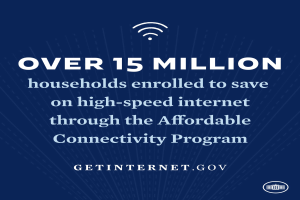 Ein Plakat, das das Affordable Connectivity Program bewirbt und den Text "Über 15 Millionen Haushalte angemeldet, um auf High-Speed-Internet zu sparen" und ein entsprechendes Logo zeigt.