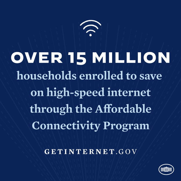 Ein Plakat, das das Affordable Connectivity Program bewirbt und den Text "Über 15 Millionen Haushalte angemeldet, um auf High-Speed-Internet zu sparen" und ein entsprechendes Logo zeigt.