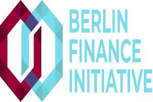 Das Logo der Berlin Finance Initiative zeigt einen blauen Kreis mit einer weißen Umrandung und einem weißen "B" in der Mitte, umgeben von einem weißen Ring mit einem blau-weißen Karomuster, alles vor einem weißen Hintergrund mit der Aufschrift "Berlin Finance Initiative" in fetter schwarzer Schrift.