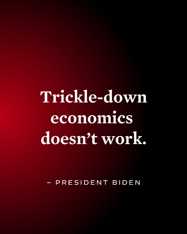 Plakat mit fetter schwarzer Schrift "Trickle-Down Economics Works Not" auf weißem Hintergrund mit dünnem schwarzem Rahmen, begleitet von einem Zitat des Präsidenten Biden.