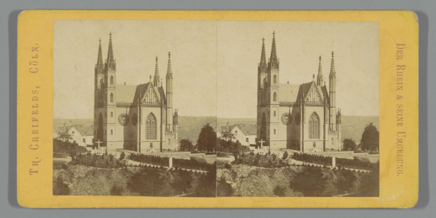 Schwarzes und weißes Foto von St. Creipenfelds Kirche in Köln, Deutschland, umgeben von Bäumen und Gebäuden unter einem klaren blauen Himmel, mit Text auf der linken Seite des Bildes.