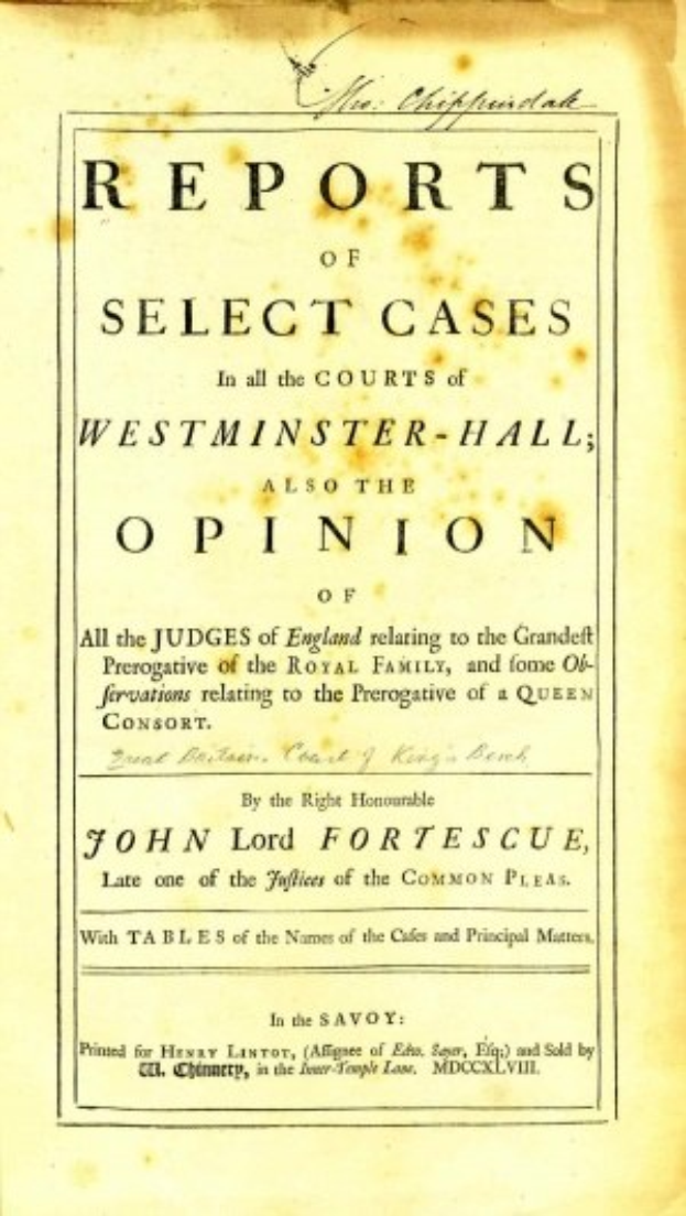 Altes Buch mit dem Titel "Berichte über ausgewählte Fälle in den Westminster-Hallen, auch die Meinung von John Lord Fortescue" geöffnet auf einer Seite mit schwarzer Tinte.