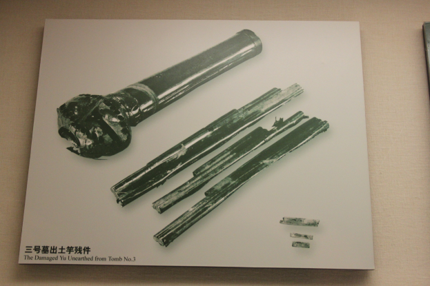 Ein Buch auf einem Tisch, das ein Bild einer Feuerwaffe mit langem Lauf und Griff zeigt, begleitet von Text.