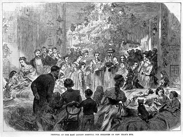 Schwarze und weiße Zeichnung eines vollen Raums mit stehenden und sitzenden Menschen, betitelt "Festival im Ostlondoner Krankenhaus für Kinder am Silvesterabend".