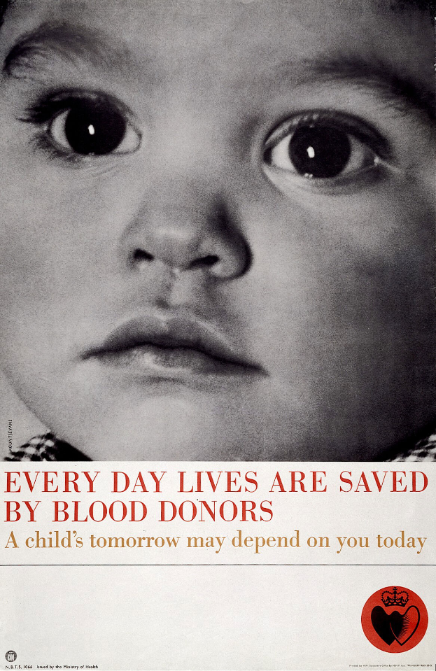 Ein Plakat mit dem Bild eines ernsten Kindergesichts und der Aufschrift "Jeden Tag rettet Blutspenden Leben" in fetter schwarzer Schrift.