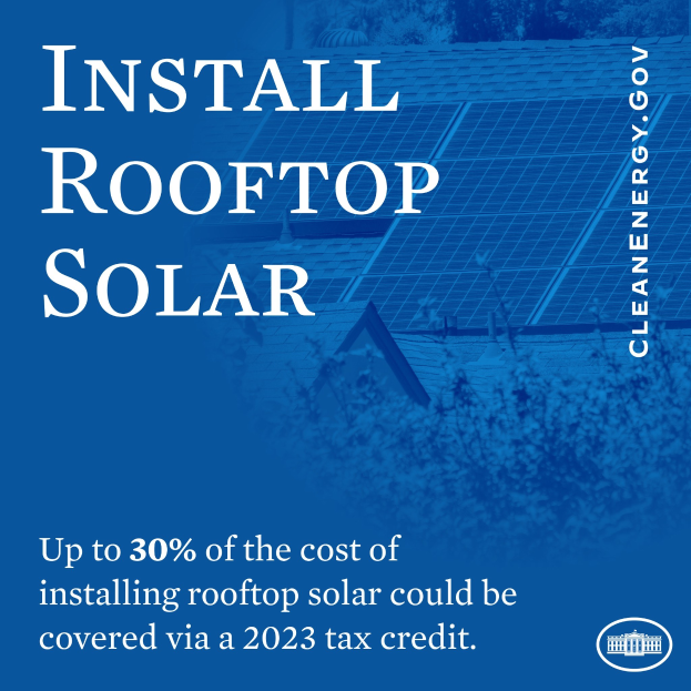 Plakat mit Text über einen 2023er Steuerbonus, der bis zu 30% der Kosten für die Installation von Dachsolaranlagen deckt, mit Bäumen und einem Gebäude mit Solarpanelen im Hintergrund.